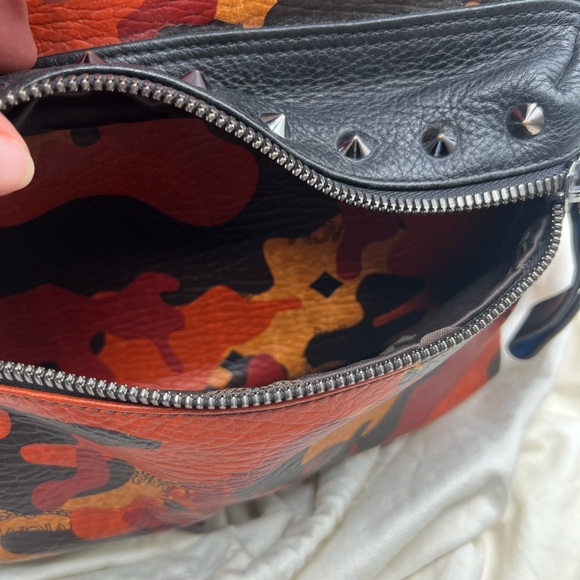 MCM 🔥full-size backpack visetos Camo orange with blk studs - Picture 14 of 16